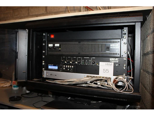 Audio installatie ecler bestaande uit versterker, mixer, e-player en diverse speakers. let op: speakers han... - afbeelding 1 van  2