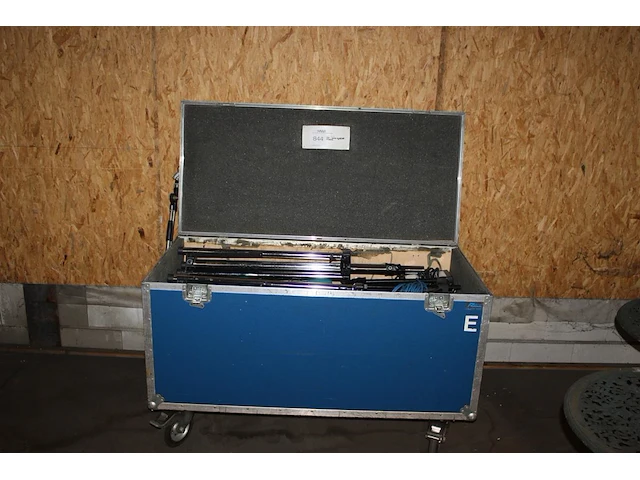 Audioapparatuur in flightcase waaronder versterker/mengpaneel, microfoons, speakers en bekabeling. afmeting... - afbeelding 1 van  2