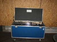Audioapparatuur in flightcase waaronder versterker/mengpaneel, microfoons, speakers en bekabeling. afmeting... - afbeelding 1 van  2
