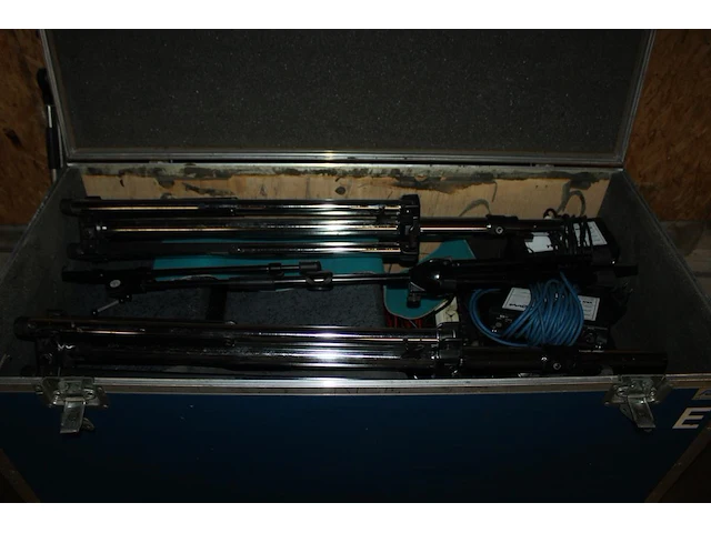 Audioapparatuur in flightcase waaronder versterker/mengpaneel, microfoons, speakers en bekabeling. afmeting... - afbeelding 2 van  2