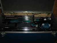 Audioapparatuur in flightcase waaronder versterker/mengpaneel, microfoons, speakers en bekabeling. afmeting... - afbeelding 2 van  2