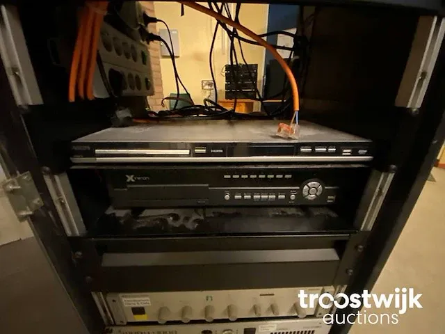 Audiorek met diverse apparatuur - afbeelding 1 van  5