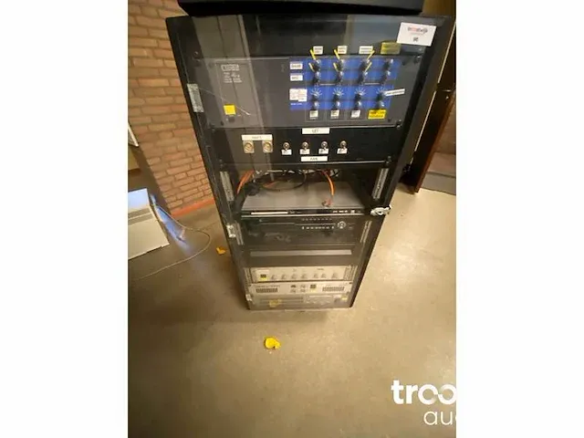 Audiorek met diverse apparatuur - afbeelding 2 van  5