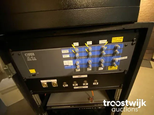 Audiorek met diverse apparatuur - afbeelding 3 van  5