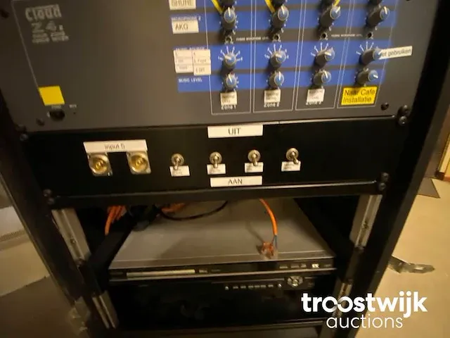 Audiorek met diverse apparatuur - afbeelding 4 van  5