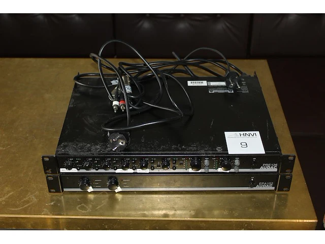 Audiosysteem audac bestaande uit een mixer, versterker, acht wandspeakers en een subwoofer. - afbeelding 1 van  3