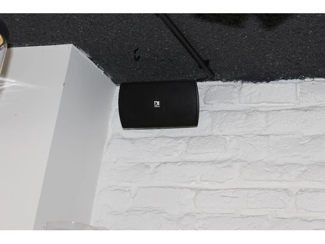 Audiosysteem audac bestaande uit een mixer, versterker, acht wandspeakers en een subwoofer. - afbeelding 2 van  3
