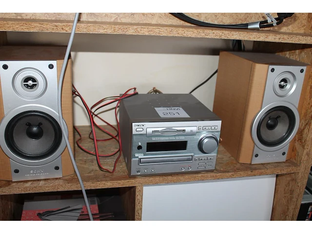 Audiosysteem sony met twee kleine ( 18 x 24 x 28 cm) en twee grote (50 x 16 x 28 cm) speakers. - afbeelding 1 van  2