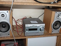 Audiosysteem sony met twee kleine ( 18 x 24 x 28 cm) en twee grote (50 x 16 x 28 cm) speakers.