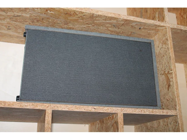 Audiosysteem sony met twee kleine ( 18 x 24 x 28 cm) en twee grote (50 x 16 x 28 cm) speakers. - afbeelding 2 van  2