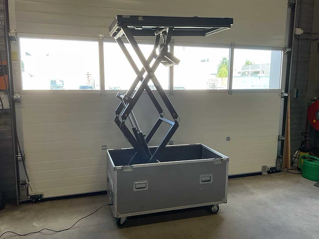 Audipack liftomatic he-2000 projector lift in flightcase - afbeelding 1 van  8