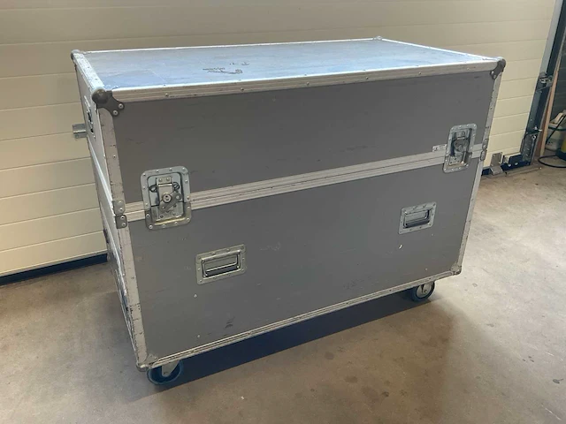 Audipack liftomatic he-2000 projector lift in flightcase - afbeelding 5 van  8