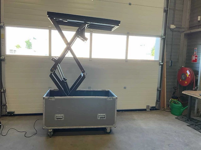 Audipack liftomatic he-2000/1 projector lift in flightcase - afbeelding 1 van  9