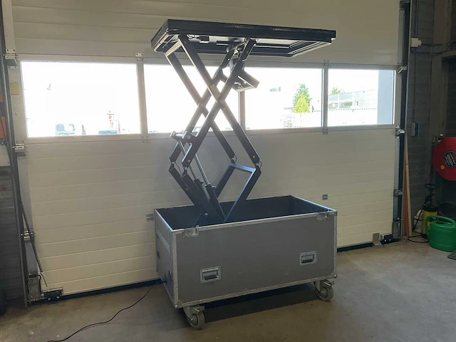 Audipack liftomatic he-2000/1 projector lift in flightcase - afbeelding 1 van  12