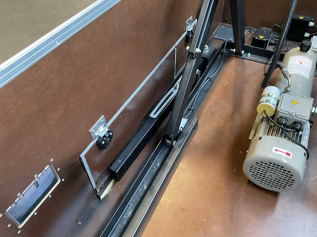 Audipack liftomatic he-3000 projector lift in flightcase - afbeelding 10 van  12