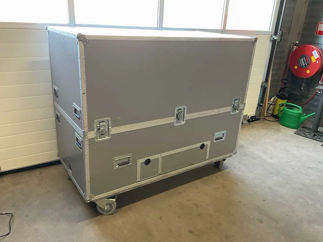 Audipack liftomatic he-3000 projector lift in flightcase - afbeelding 12 van  12