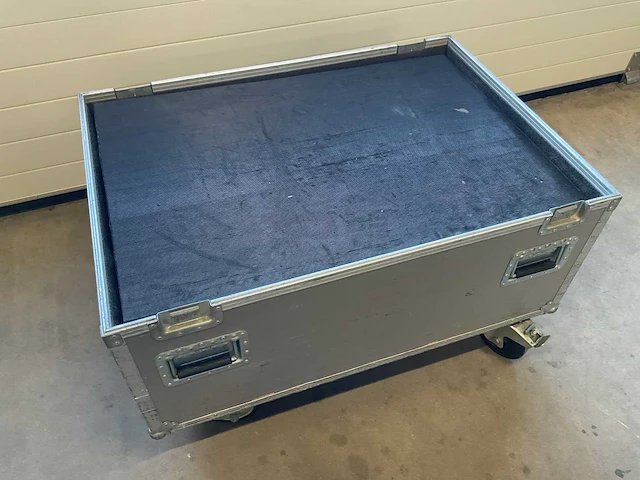 Audipack liftomatic t-1900 projector lift in flightcase - afbeelding 2 van  8