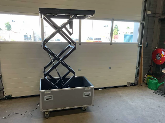 Audipack t-1900 projector lift in flightcase - afbeelding 1 van  4