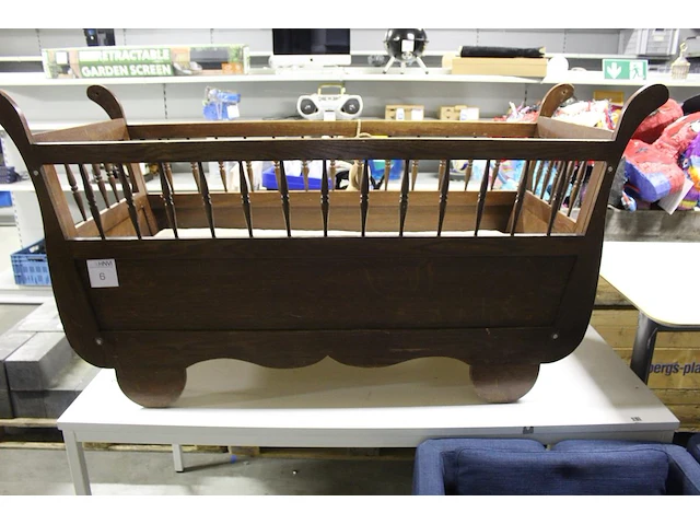 Autenthieke oude wieg model cas. afmeting 159 x 61 x 83 cm - afbeelding 1 van  4