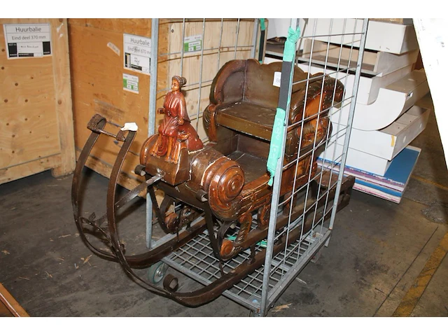 Authentiek houten arrenslee met metalen onderstel . afmeting 170 x 56 x 88 cm. - afbeelding 1 van  2