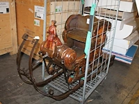 Authentiek houten arrenslee met metalen onderstel . afmeting 170 x 56 x 88 cm. - afbeelding 1 van  2