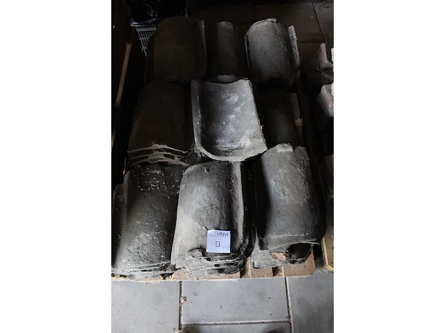 Authentieke dakpannen. ruim 100 stuks op pallet - afbeelding 2 van  3