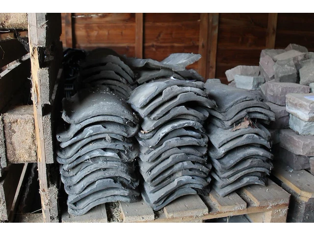Authentieke dakpannen. ruim 100 stuks op pallet - afbeelding 3 van  3