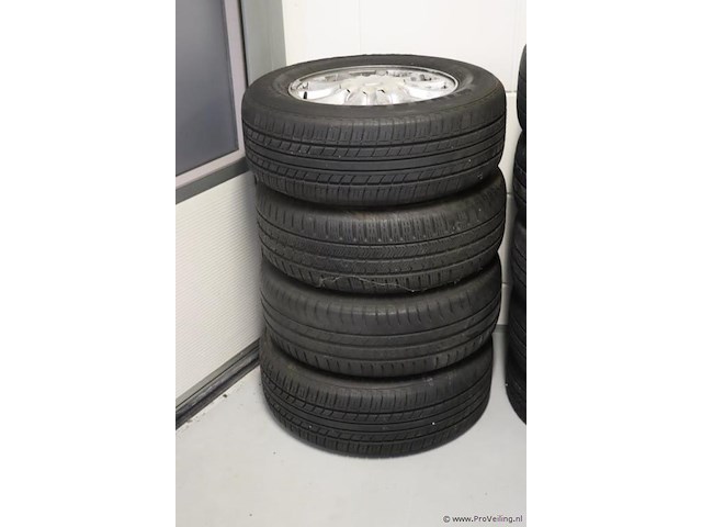 Autobanden met ford velgen - 215/65r15 - 4 stuks - afbeelding 1 van  3