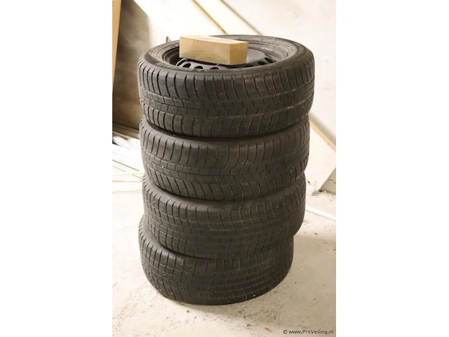 Autobanden met stalen velgen - 4 stuks - afbeelding 1 van  7