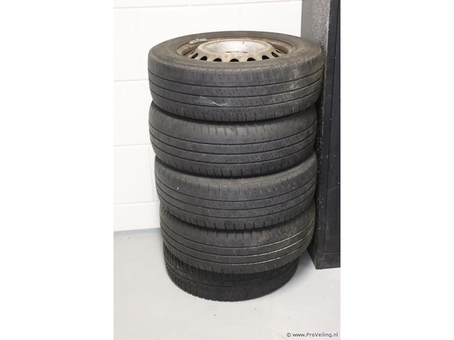 Autobanden met stalen velgen - 5 stuks - afbeelding 1 van  5