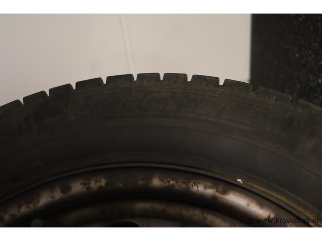 Autobanden met stalen velgen - 5 stuks - afbeelding 2 van  5