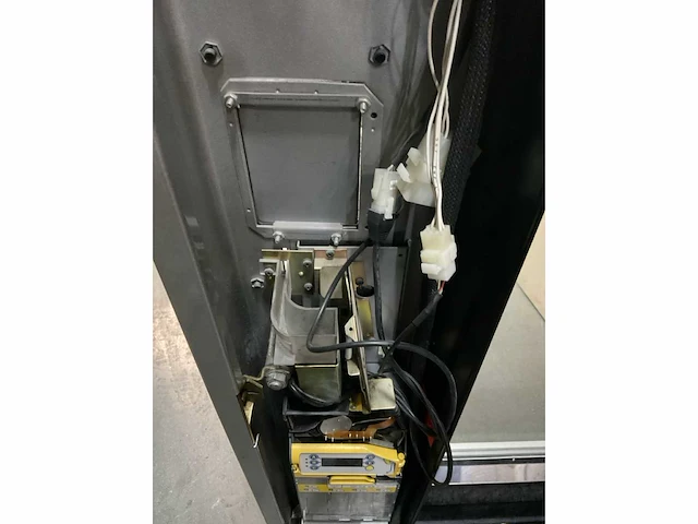 Autobar snack/blikjes automaat met muntproever - afbeelding 16 van  17