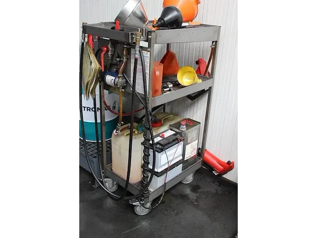 Automatisch oliewisselsysteem in rvs-plateauwagen met diverse accessoires. - afbeelding 2 van  3