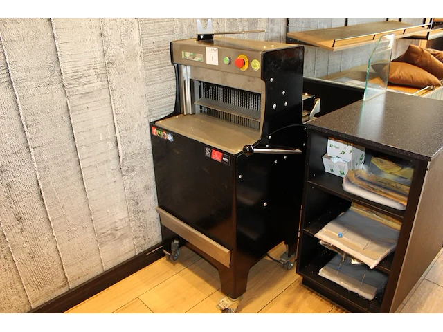 Automatische broodsnijmachine vlb pano. bouwjaar 2020. 230 volt. 12,5mm. afmeting 56 x 70 x 121 cm. - afbeelding 1 van  4