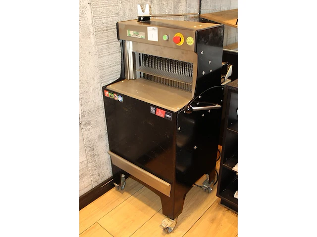 Automatische broodsnijmachine vlb pano. bouwjaar 2020. 230 volt. 12,5mm. afmeting 56 x 70 x 121 cm. - afbeelding 2 van  4
