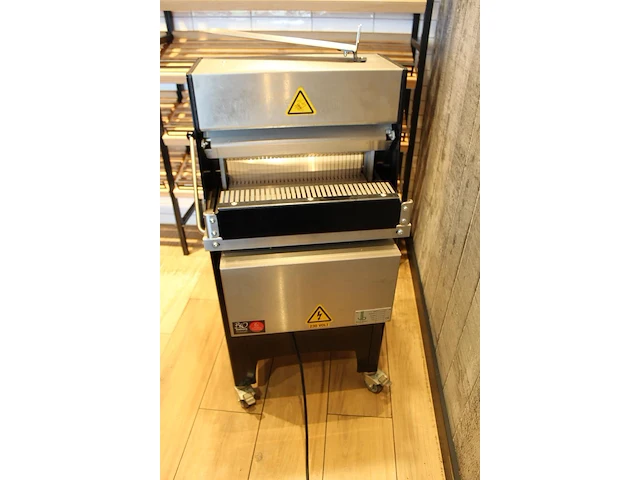 Automatische broodsnijmachine vlb pano. bouwjaar 2020. 230 volt. 12,5mm. afmeting 56 x 70 x 121 cm. - afbeelding 3 van  4