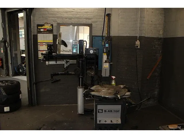 Automatische de-monteermachine sice type s 45 top voor personen- en bestelwagens met pt 250 hulparm. bereik... - afbeelding 1 van  4
