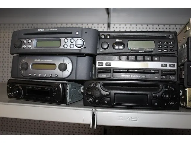Autoradio's t.b.v. mercedes benz in diverse uitvoeringen. totaal 12 stuks - afbeelding 2 van  4