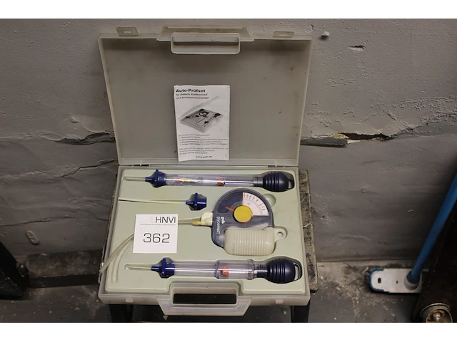 Autotestset voor accu en radiator in kunststof koffer. - afbeelding 1 van  2