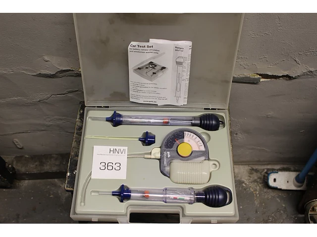 Autotestset voor accu en radiator in kunststof koffer. - afbeelding 1 van  2
