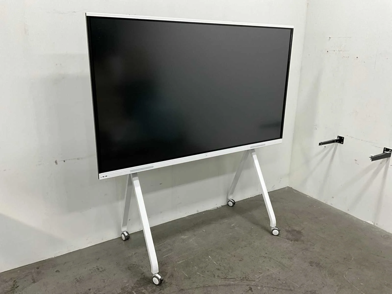 Av- en vr-equipment, kantoormeubilair, kunst en restpartijen uit faillissementen