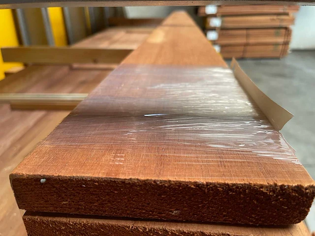 Aziatisch ceder balken geschaafd 26x155mm, lengte 330-390cm (4x) - afbeelding 1 van  3