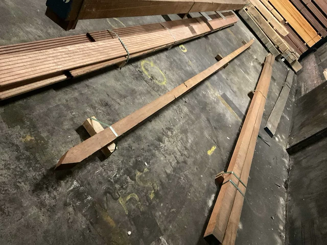Azobé gepunte paal 80x80 mm - afbeelding 3 van  4