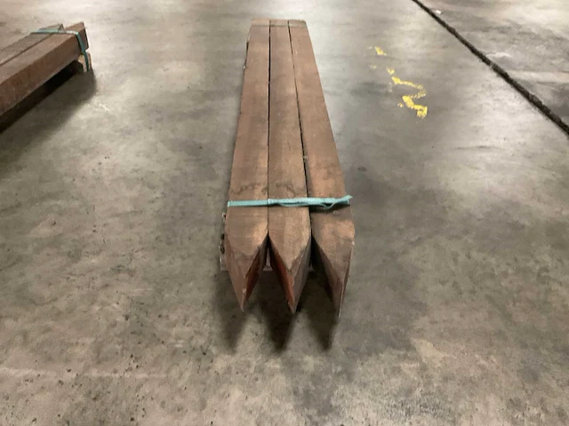 Azobé gepunte palen 70x70 mm (3x) - afbeelding 2 van  4