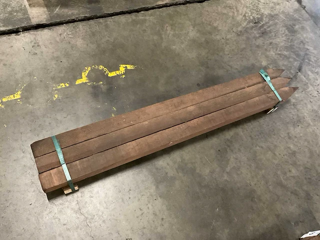 Azobé gepunte palen 70x70 mm (3x) - afbeelding 4 van  4