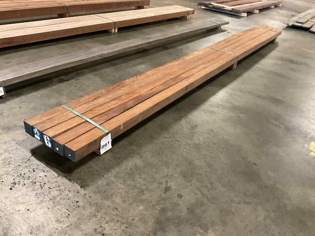Azobé gepunte palen 70x70 mm (5x) - afbeelding 1 van  5