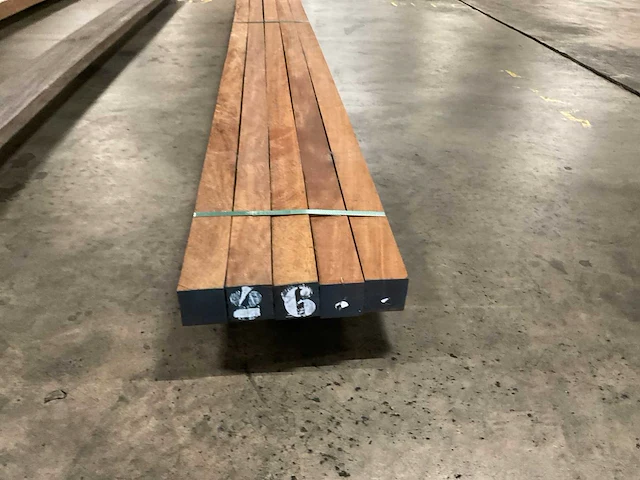Azobé gepunte palen 70x70 mm (5x) - afbeelding 2 van  5