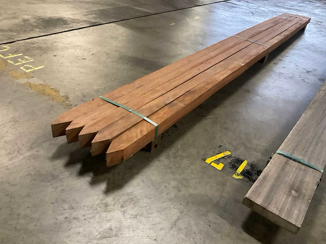 Azobé gepunte palen 70x70 mm (5x) - afbeelding 3 van  5