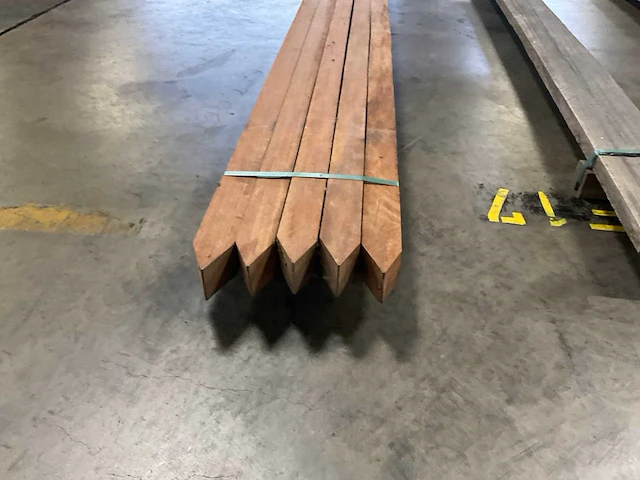 Azobé gepunte palen 70x70 mm (5x) - afbeelding 4 van  5
