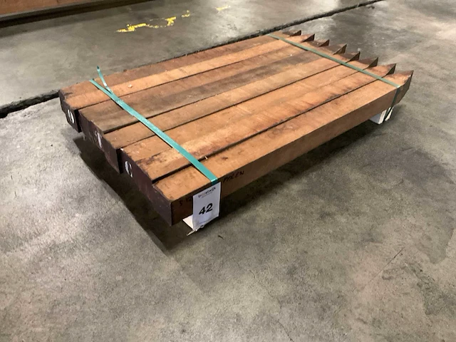 Azobé gepunte palen 70x70 mm (8x) - afbeelding 1 van  4